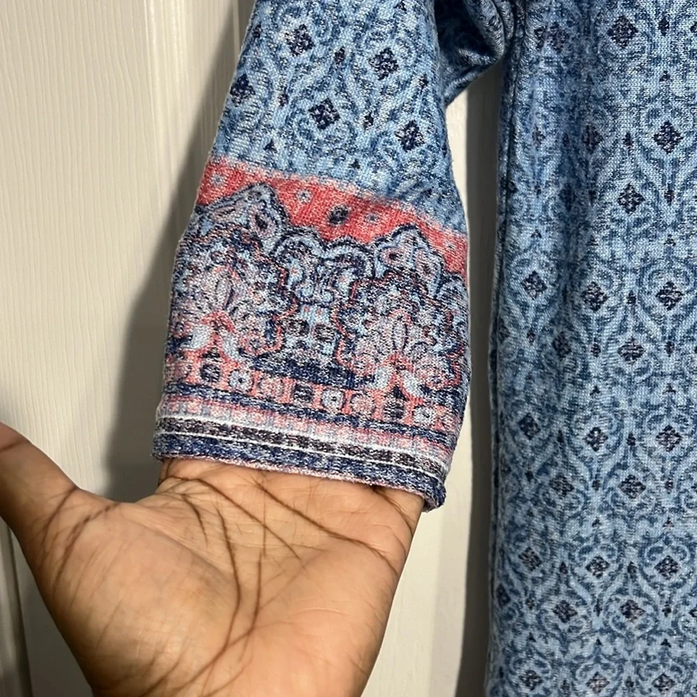 Absolutely Famous Women’s Top. Size Medium - Blue 3/4 Sleeves - Picture 4 of 8